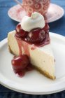 Pezzo di cheesecake con ciliegie — Foto stock