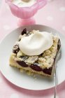 Cherry crumble cake with cream — Stock Photo