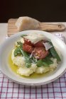 Mashed potato with mangetout — Stock Photo