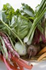 Verduras frescas en cesta - foto de stock