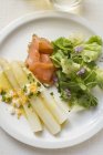 Asparagi bianchi con salmone affumicato — Foto stock