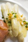 Asparagi bianchi con salmone affumicato — Foto stock