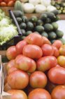 Tomates frescos em caixa — Fotografia de Stock