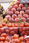 Свежие помидоры и персики — стоковое фото