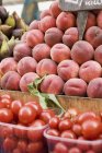 Tomates et pêches fraîches — Photo de stock