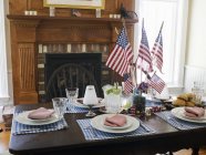 Накрытый стол с кондитерскими изделиями, напитками и американскими флагами — стоковое фото