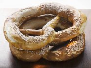 Morbidi pretzel sul tavolo — Foto stock
