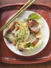 Salat mit gebratener Entenbrust — Stockfoto