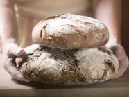 Человеческие руки с хлебами — стоковое фото