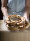 Donna con pretzel morbidi — Foto stock