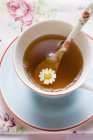 Chá de camomila na xícara — Fotografia de Stock