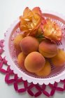 Abricots frais mûrs et roses — Photo de stock
