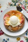 Apricot tart with ice cream — Stock Photo