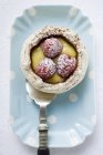 Cáscara de merengue con frambuesas - foto de stock