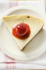Pezzo di cheesecake con ciliegia — Foto stock