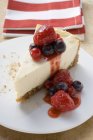 Pezzo di torta di formaggio con bacche — Foto stock