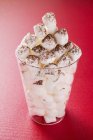 Marshmallows im Glas auf Rot — Stockfoto