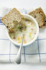 Ячменный суп с беконом и хлебом — стоковое фото
