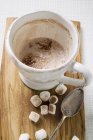 Tasse Kakao auf dem Schreibtisch — Stockfoto