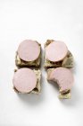 Открытые сэндвичи с колбасой — стоковое фото