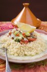 Couscous con fette di cetriolo — Foto stock