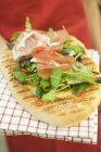 Presunto de Parma e ervas em pão de pizza — Fotografia de Stock