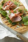 Prosciutto di Parma ed erbe aromatiche sul pane della pizza — Foto stock