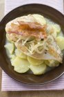 Куриная грудка на картофельном салате — стоковое фото