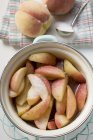 Персики с нарезанным сахаром — стоковое фото