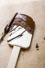 Closeup view of remains of chocolate couverture on spatula — Stock Photo