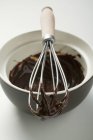 Salsa de chocolate en batidor - foto de stock