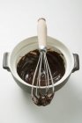 Salsa al cioccolato su frusta — Foto stock