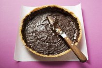 Vue rapprochée du boîtier à pâtisserie avec tartinade au chocolat — Photo de stock