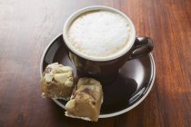 Cappuccino y trozos de pastel de chocolate - foto de stock