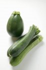 Grüne runde und lange Zucchini — Stockfoto