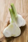 Whole and half garlic bulb — Stock Photo