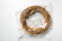 Bague sésame dans un emballage transparent — Photo de stock
