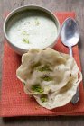 Zuppa di curry indiano con poppadams — Foto stock