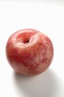 Красное яблоко с каплей воды — стоковое фото