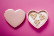 Печенье в форме сердца в сахарной чаше — стоковое фото