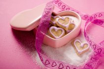 Biscuits en forme de cœur dans un bol à sucre — Photo de stock