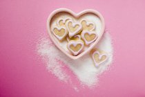 Biscoitos em forma de coração em tigela de açúcar — Fotografia de Stock