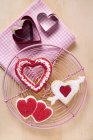Galletas en forma de corazón en estante de pastel - foto de stock