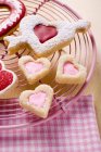 Печенье в форме сердца на стойке для тортов — стоковое фото
