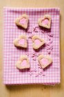 Biscoitos em forma de coração com cobertura rosa — Fotografia de Stock