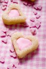 Формі серця печиво з рожевими глазур — стокове фото