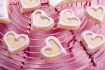 Biscotti a forma di cuore su cremagliera — Foto stock