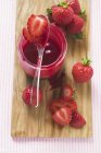 Mermelada de fresa y bayas frescas - foto de stock