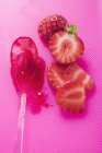 Erdbeermarmelade auf Löffel — Stockfoto