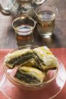 Баклавская выпечка с медом и фисташками — стоковое фото